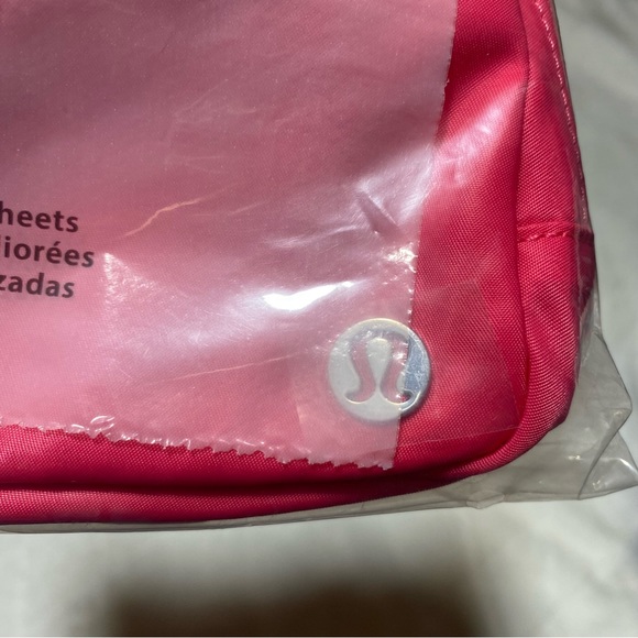 LULULEMON Everywhere Belt Bag Colour pink lip - Picture 8 of 10